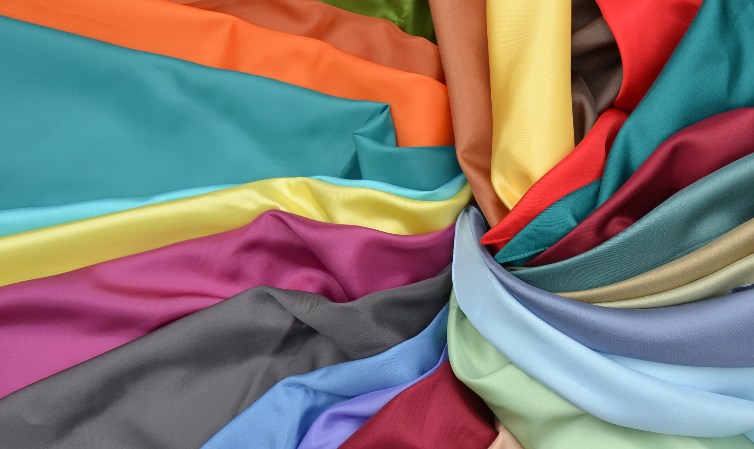 Bild von farbigen Tüchern.